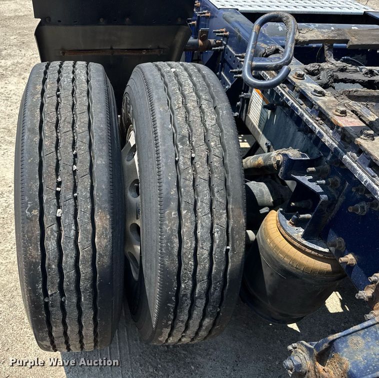 image for item DI9046 2017 Volvo VNM semi truck