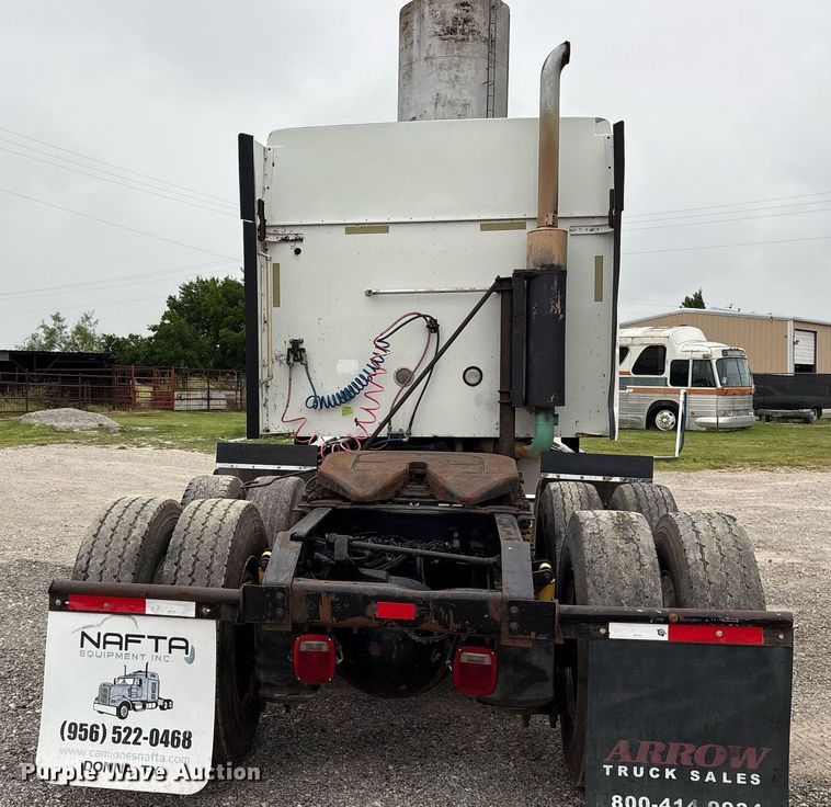 image for item DM1912 2006 International 9400i semi truck