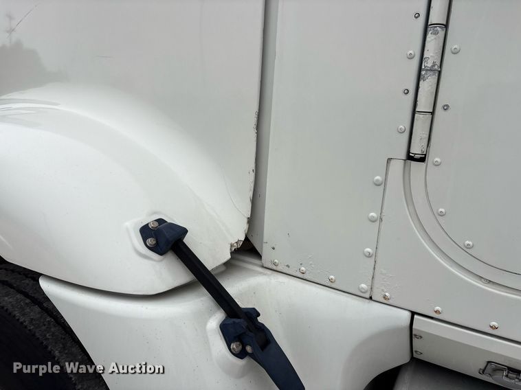 image for item DM1912 2006 International 9400i semi truck