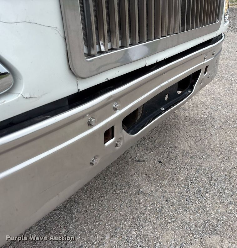 image for item DM1912 2006 International 9400i semi truck