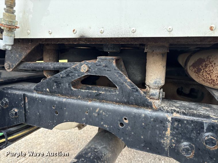 image for item DM1912 2006 International 9400i semi truck