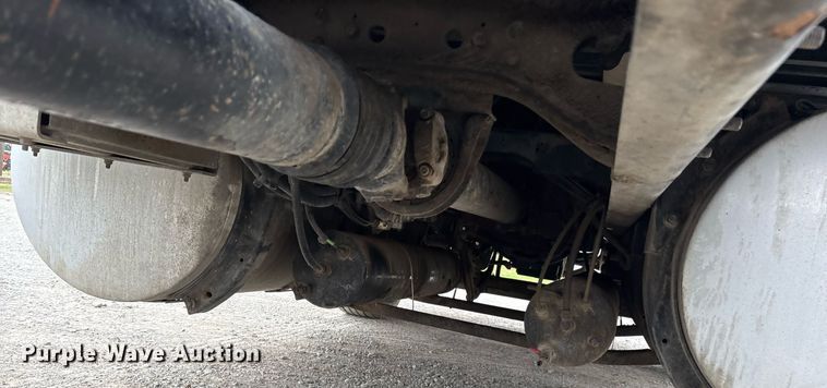 image for item DM1912 2006 International 9400i semi truck