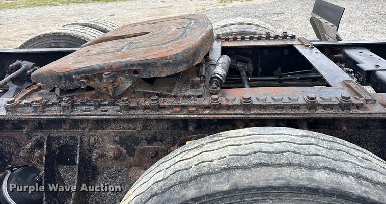 image for item DM1912 2006 International 9400i semi truck