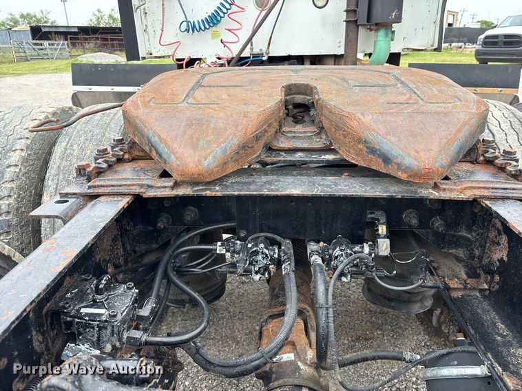 image for item DM1912 2006 International 9400i semi truck