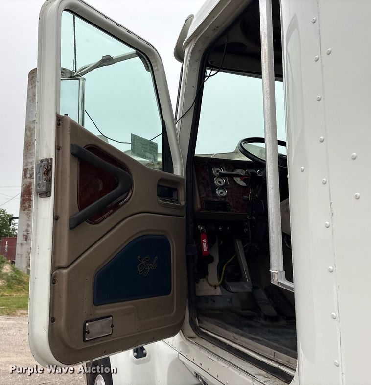 image for item DM1912 2006 International 9400i semi truck