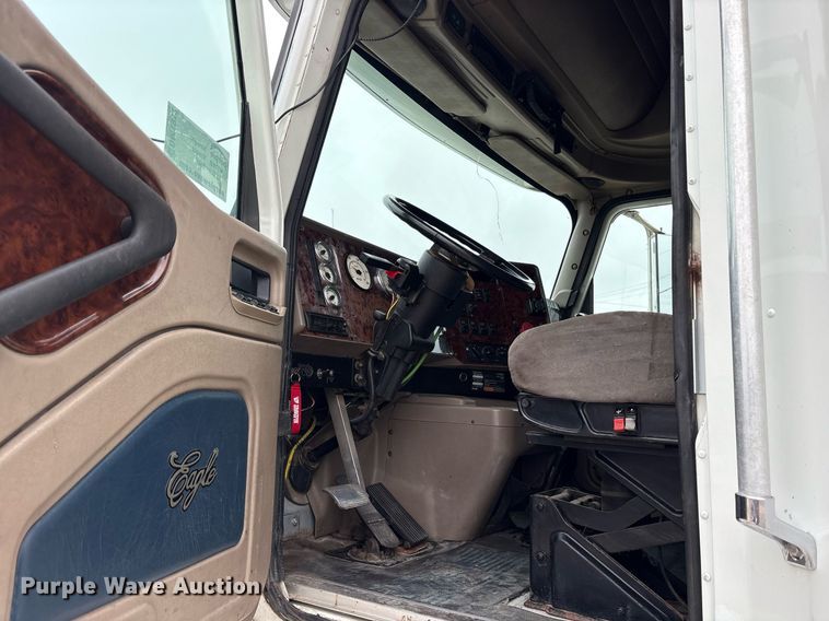 image for item DM1912 2006 International 9400i semi truck