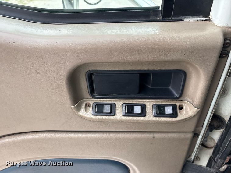 image for item DM1912 2006 International 9400i semi truck