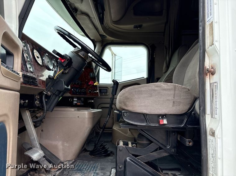 image for item DM1912 2006 International 9400i semi truck