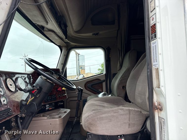 image for item DM1912 2006 International 9400i semi truck