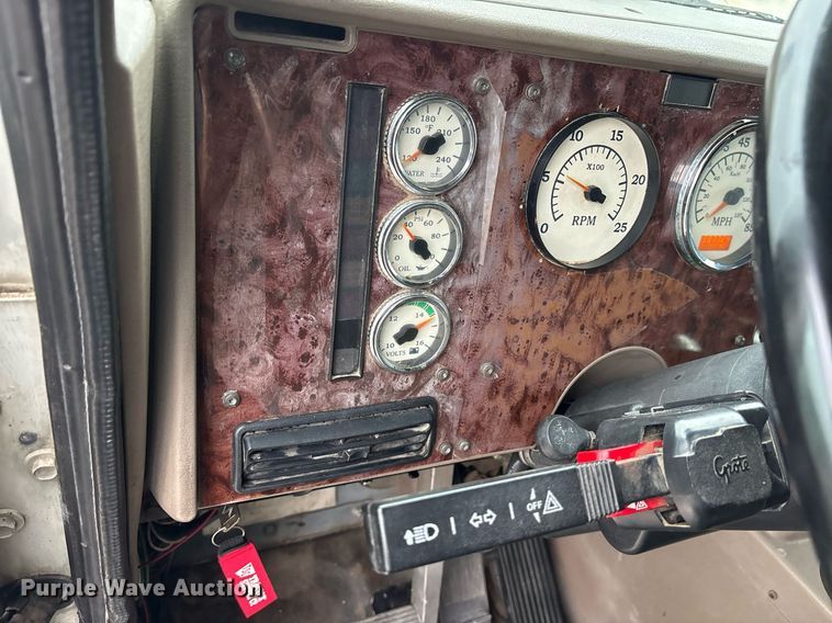 image for item DM1912 2006 International 9400i semi truck