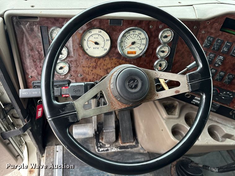 image for item DM1912 2006 International 9400i semi truck