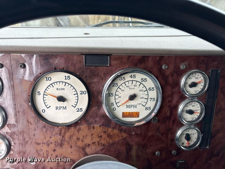 image for item DM1912 2006 International 9400i semi truck