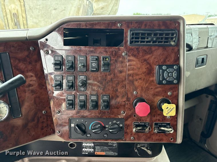 image for item DM1912 2006 International 9400i semi truck