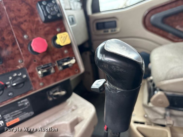 image for item DM1912 2006 International 9400i semi truck