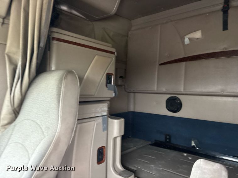 image for item DM1912 2006 International 9400i semi truck