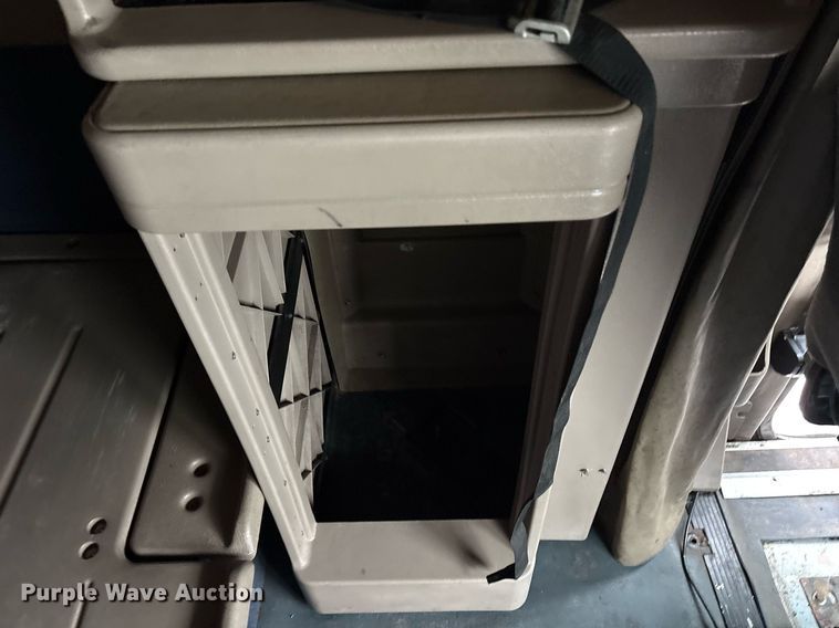 image for item DM1912 2006 International 9400i semi truck