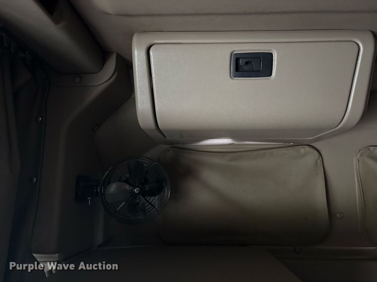 image for item DM1912 2006 International 9400i semi truck