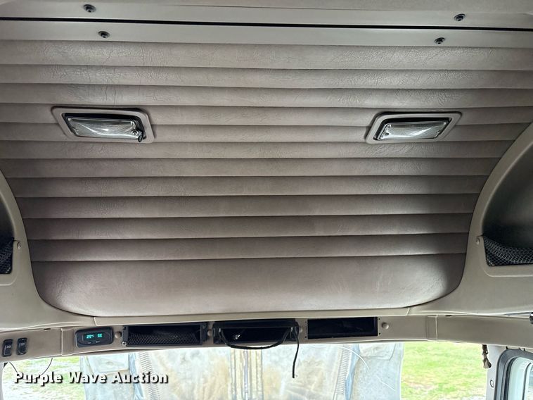 image for item DM1912 2006 International 9400i semi truck