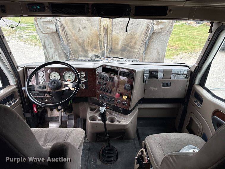 image for item DM1912 2006 International 9400i semi truck