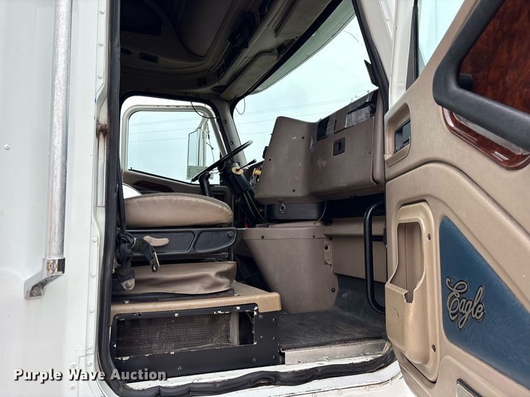image for item DM1912 2006 International 9400i semi truck