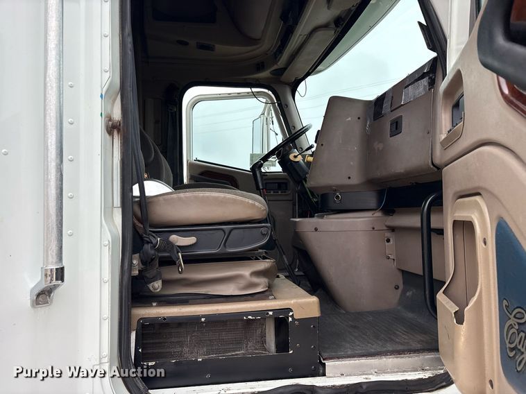 image for item DM1912 2006 International 9400i semi truck