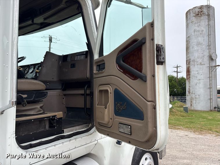 image for item DM1912 2006 International 9400i semi truck