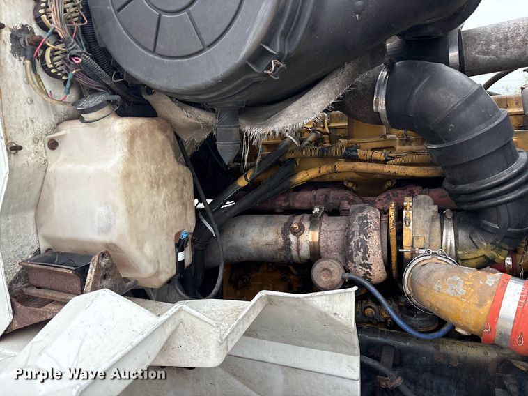 image for item DM1912 2006 International 9400i semi truck