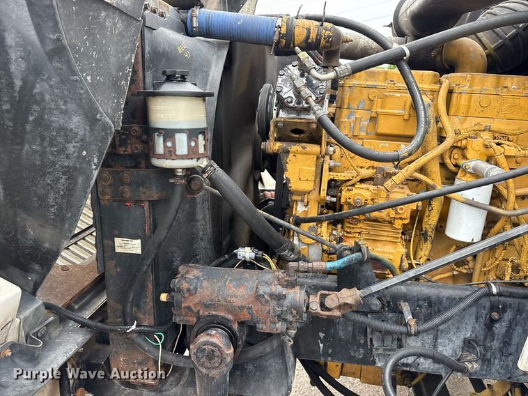 image for item DM1912 2006 International 9400i semi truck