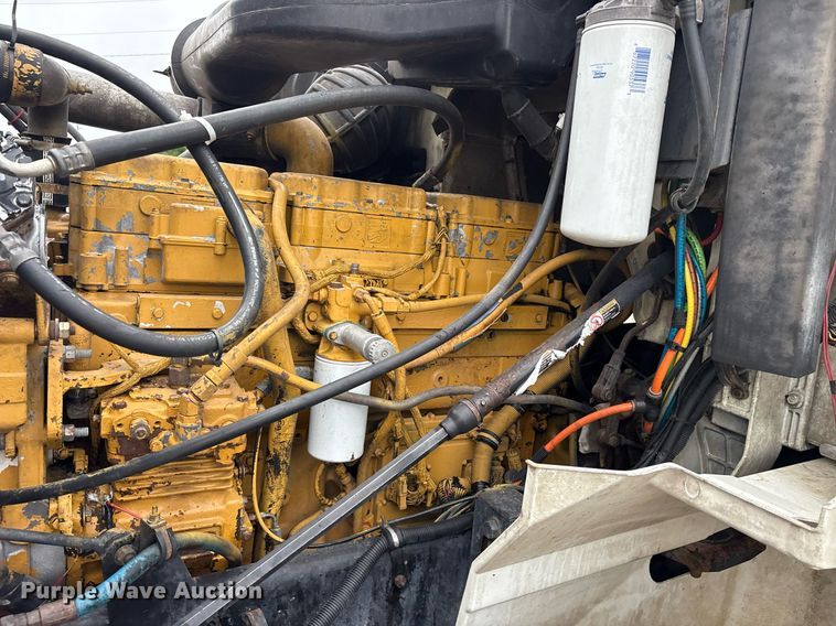 image for item DM1912 2006 International 9400i semi truck