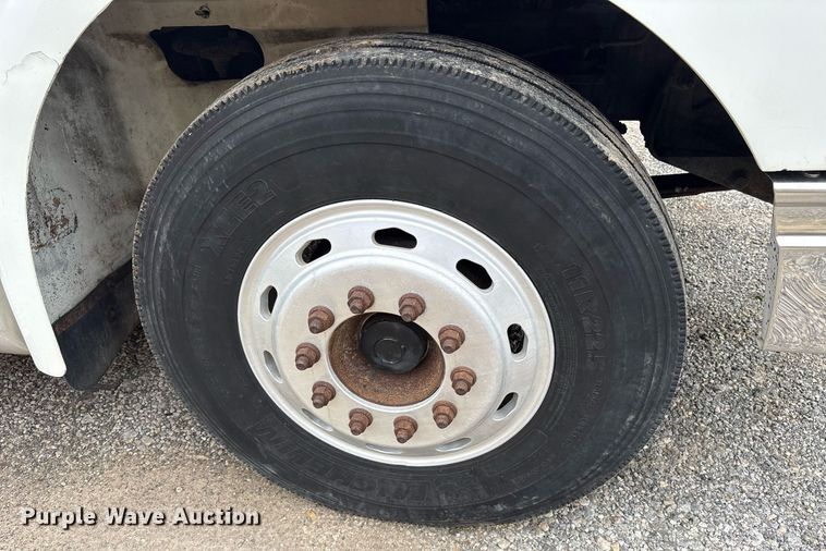 image for item DM1912 2006 International 9400i semi truck