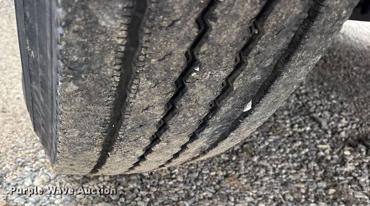 image for item DM1912 2006 International 9400i semi truck