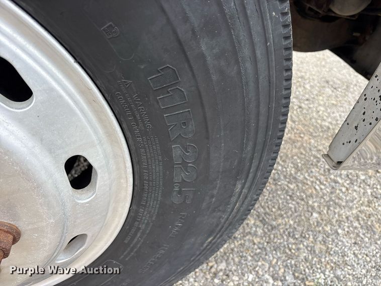 image for item DM1912 2006 International 9400i semi truck