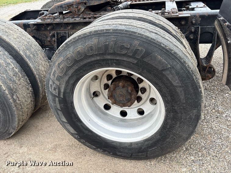 image for item DM1912 2006 International 9400i semi truck