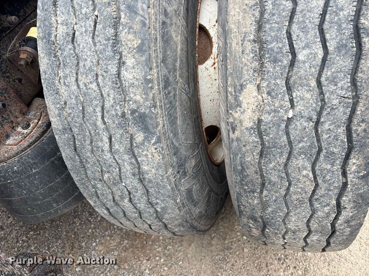 image for item DM1912 2006 International 9400i semi truck