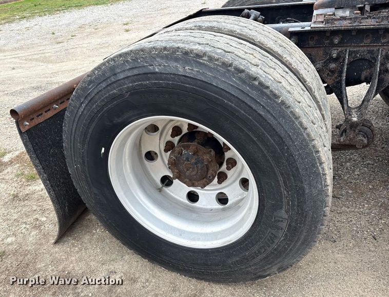 image for item DM1912 2006 International 9400i semi truck