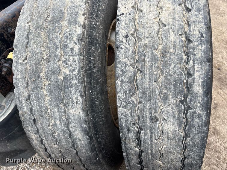 image for item DM1912 2006 International 9400i semi truck