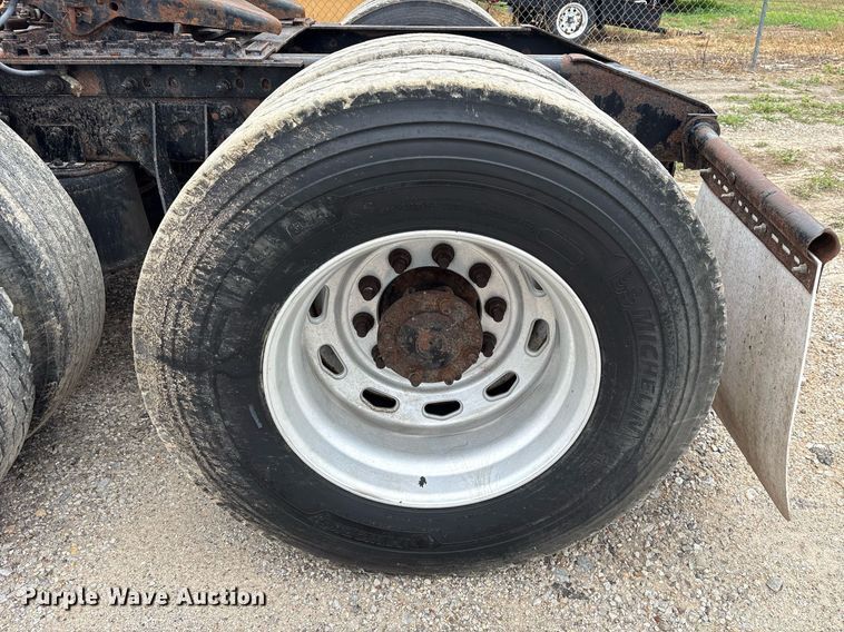 image for item DM1912 2006 International 9400i semi truck