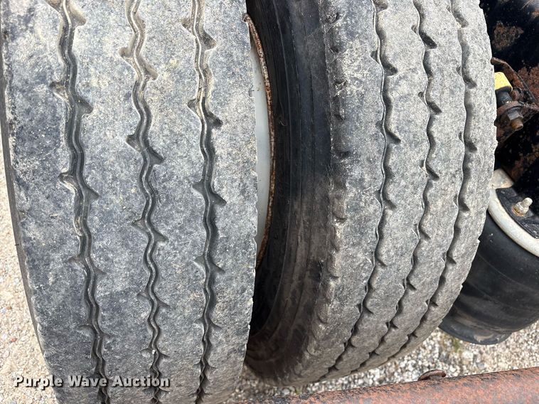 image for item DM1912 2006 International 9400i semi truck