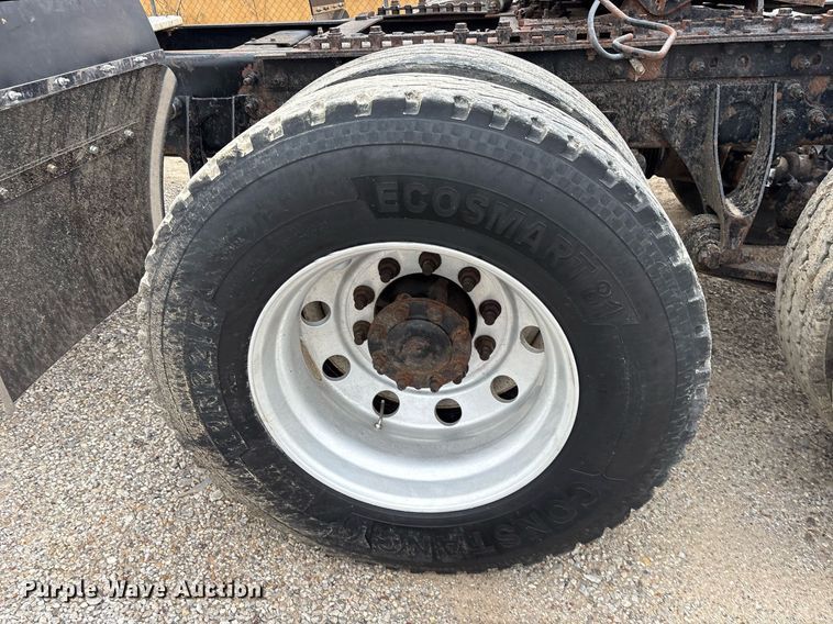 image for item DM1912 2006 International 9400i semi truck