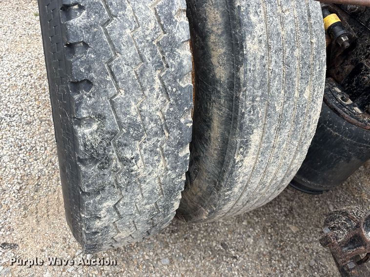 image for item DM1912 2006 International 9400i semi truck