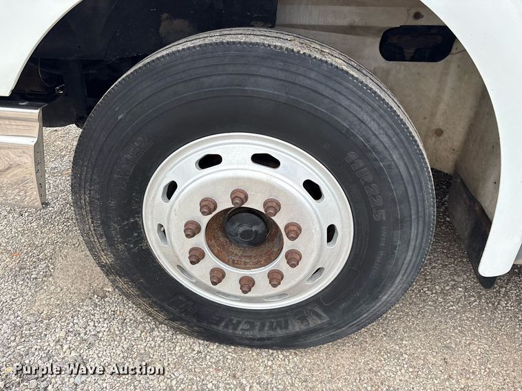 image for item DM1912 2006 International 9400i semi truck