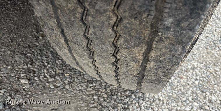 image for item DM1912 2006 International 9400i semi truck