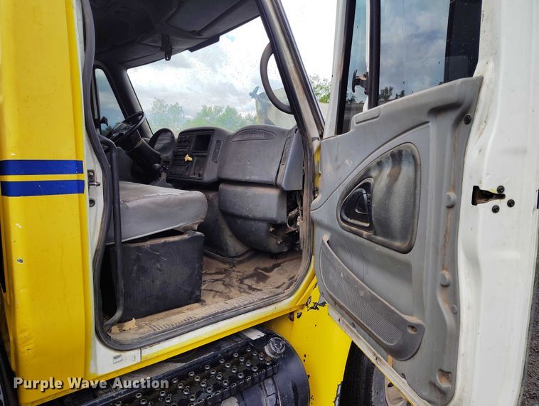 image for item DP4991 2007 International 4300 rollback truck