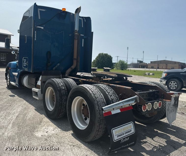 image for item DS3739 2009 Kenworth T660 semi truck