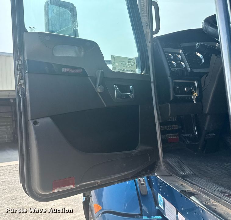image for item DS3739 2009 Kenworth T660 semi truck