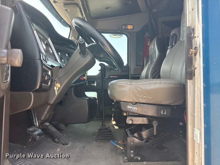 image for item DS3739 2009 Kenworth T660 semi truck