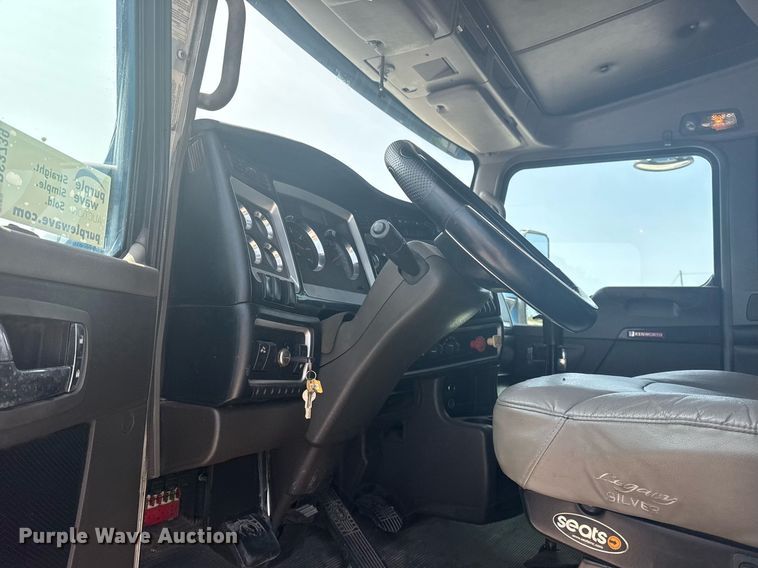 image for item DS3739 2009 Kenworth T660 semi truck