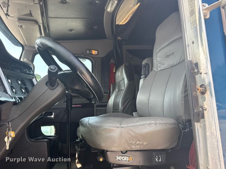 image for item DS3739 2009 Kenworth T660 semi truck