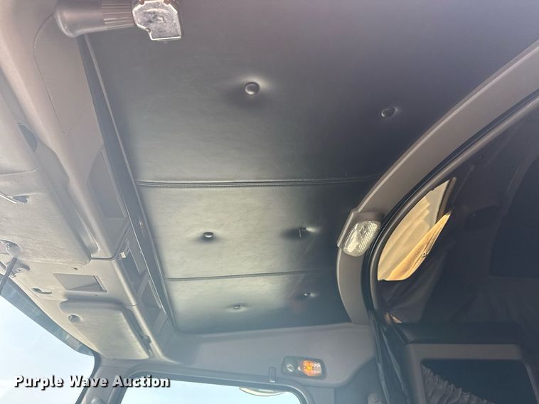 image for item DS3739 2009 Kenworth T660 semi truck