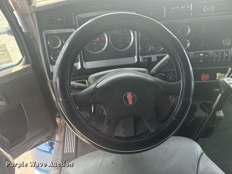 image for item DS3739 2009 Kenworth T660 semi truck